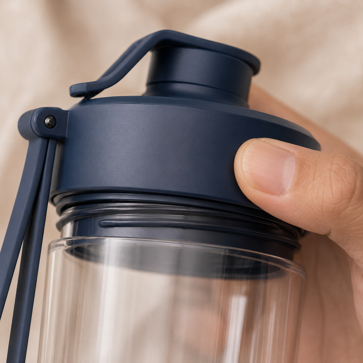 WHRL sealed travel lid with clip mechanism